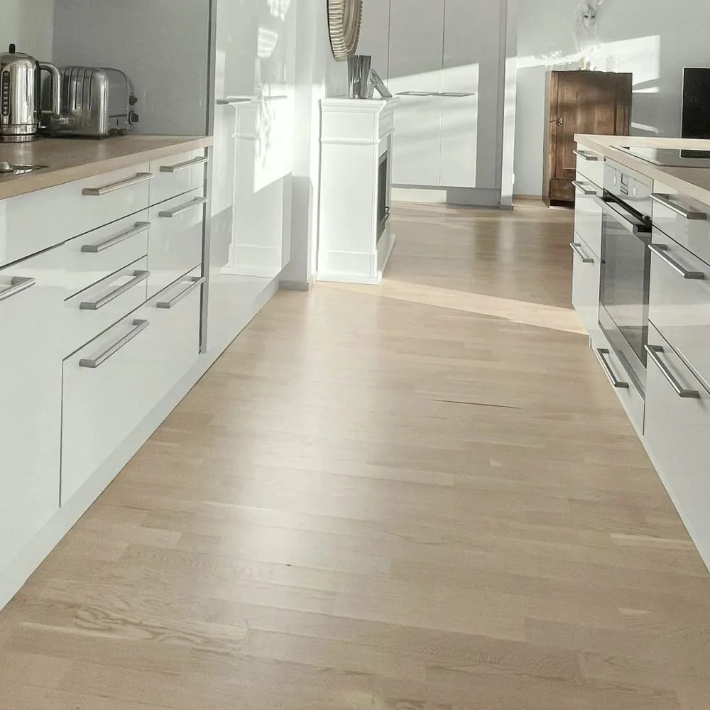 allure-50212-straight-plank-vinyl-flooring-interior (1) ตัวอย่างการใช้งานพื้นไวนิล ALLURE 50212 ลายตรง แผ่นยาว 1.21 เมตร ในพื้นที่ตกแต่งภายในบ้าน