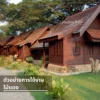 บ้านไม้รีสอร์ทใช้ไม้แดงทั้งหลัง โครงสร้างภายนอกสวยทนทาน กลมกลืนกับธรรมชาติ