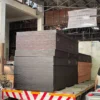 black-coated-plywood-board-surface-detail-02 ไม้อัดยางเคลือบดำ ภาพสินค้าจริงและพื้นผิวแผ่นไม้ | วิวัฒน์ชัยค้าไม้