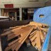 real-teak-wood กองไม้สักสำหรับงานไม้และเฟอร์นิเจอร์ แสดงไม้แปรรูปที่จัดเก็บรวมกันเพื่อเตรียมนำไปใช้งาน
