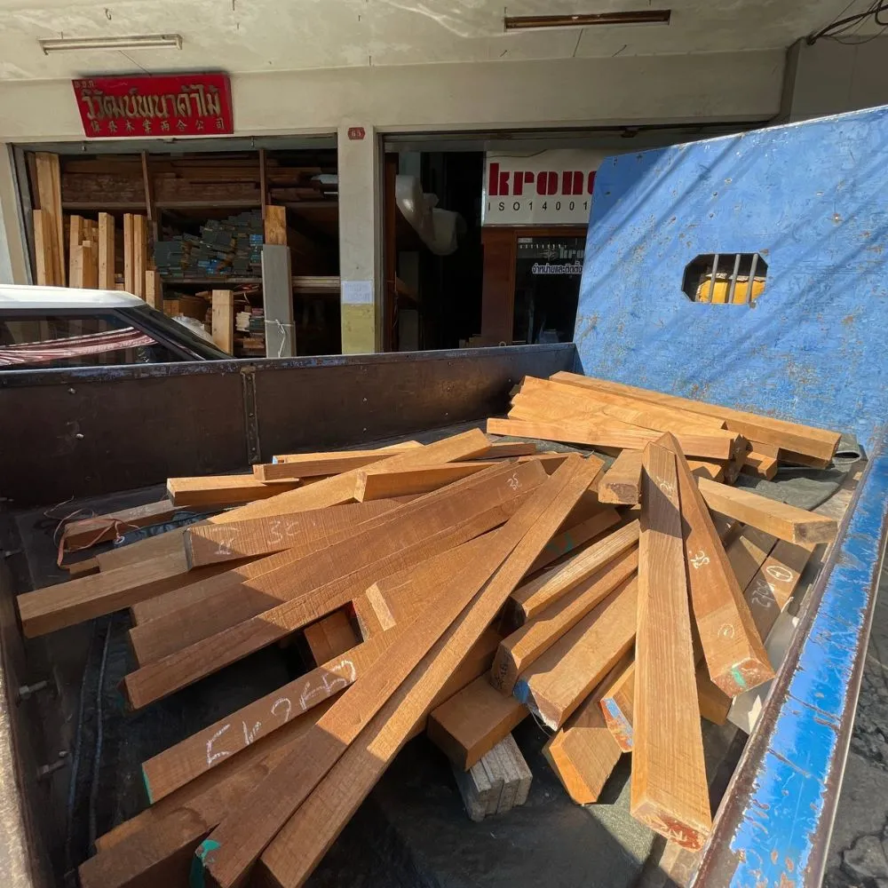 real-teak-wood กองไม้สักสำหรับงานไม้และเฟอร์นิเจอร์ แสดงไม้แปรรูปที่จัดเก็บรวมกันเพื่อเตรียมนำไปใช้งาน