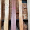 red-hardwood-timber-stacked-lumber ภาพถ่ายไม้แดงแปรรูปจริง แสดงสีเนื้อไม้โทนน้ำตาลแดงและลวดลายไม้ธรรมชาติ
