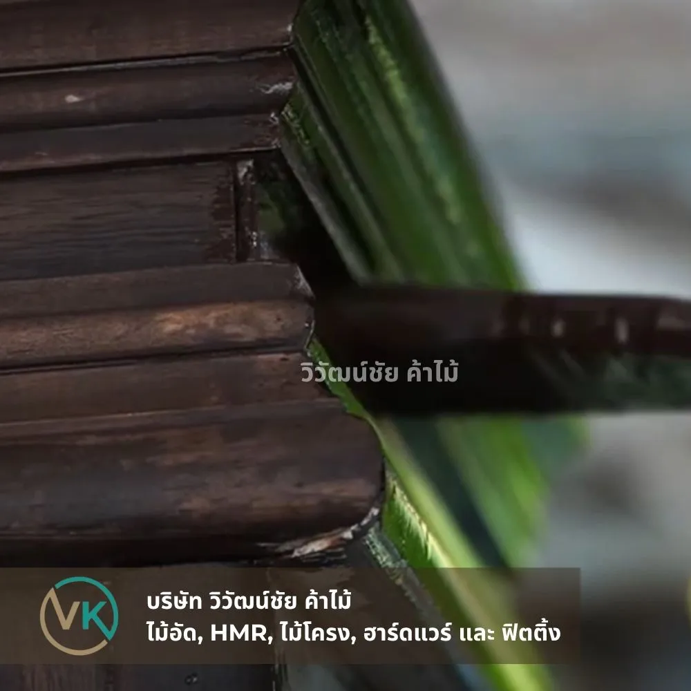 ทาแล็กเกอร์ไม้ฉลุลายละเอียดด้วยพู่กัน