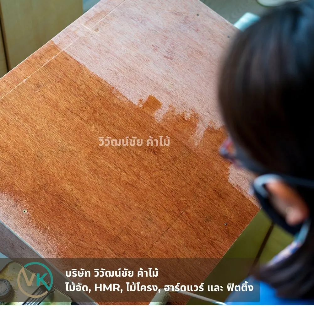 ทาสีย้อมไม้พื้นบนไม้สนด้วยแปรงมืออาชีพ