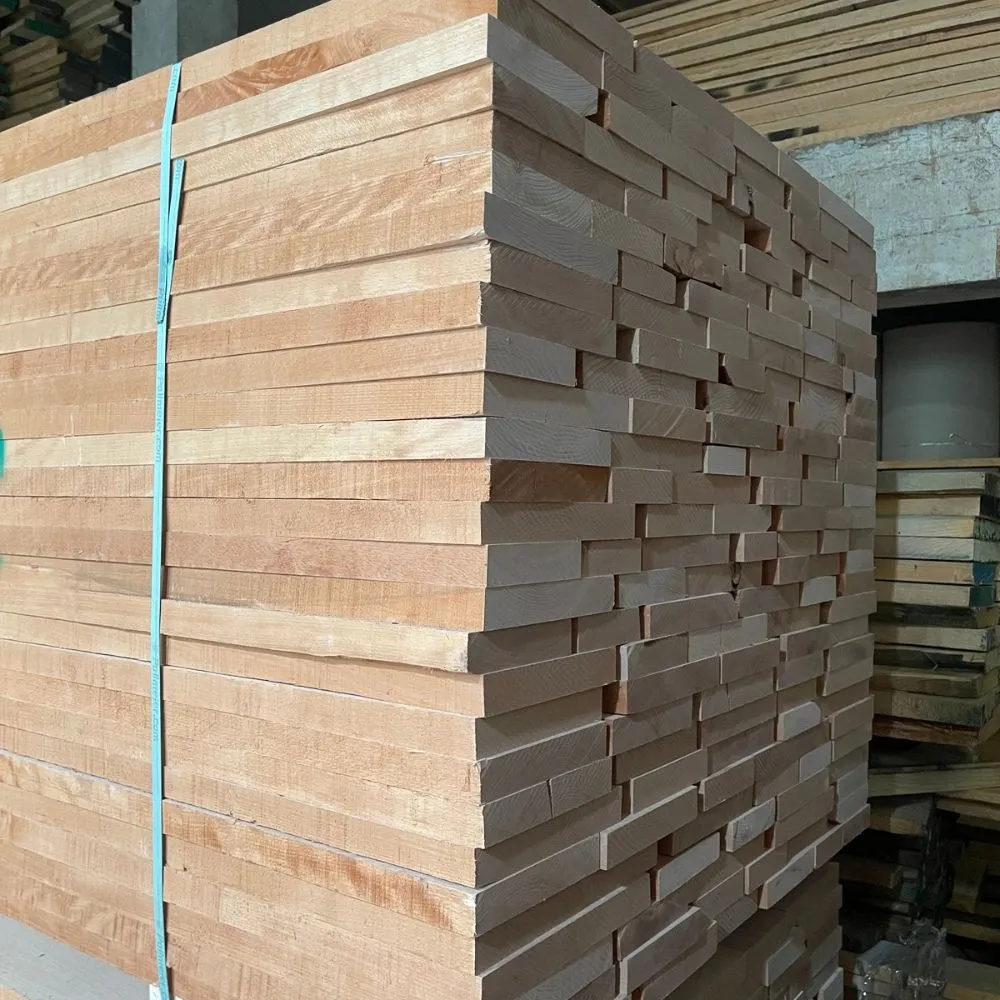 beech-wood-lumber-stack-end-grain องไม้บีชแปรรูปวางเรียงซ้อนกันเป็นชั้น แสดงลักษณะแผ่นไม้และสีเนื้อไม้ธรรมชาติ