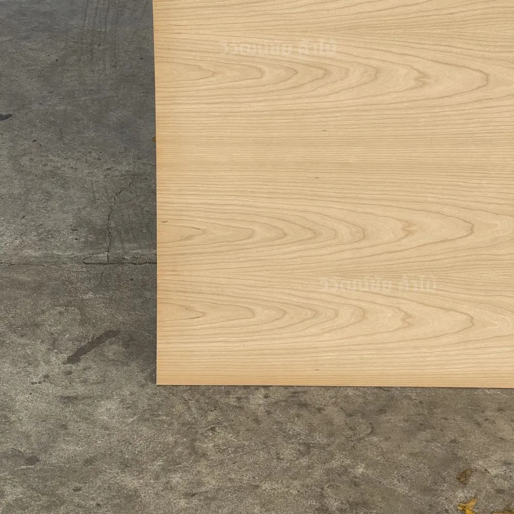 cherry-veneer-plywood-real-product-photo-01 (1) ภาพสินค้าจริงไม้อัดเชอร์รี่ แสดงรายละเอียดเสี้ยนไม้และลวดลายบนพื้นผิวแผ่นไม้อัด สำหรับงานเฟอร์นิเจอร์ไม้