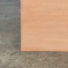 mahogany-veneer-plywood-real-product-photo-0 เจาะรายละเอียดพื้นผิวไม้อัดมะฮอกกานี เพื่อชมลวดลายเสี้ยนไม้และโทนสีของวัสดุ เหมาะสำหรับการเปรียบเทียบลายไม้ก่อนนำไปใช้กับงานเฟอร์นิเจอร์และงานบิลต์อิน