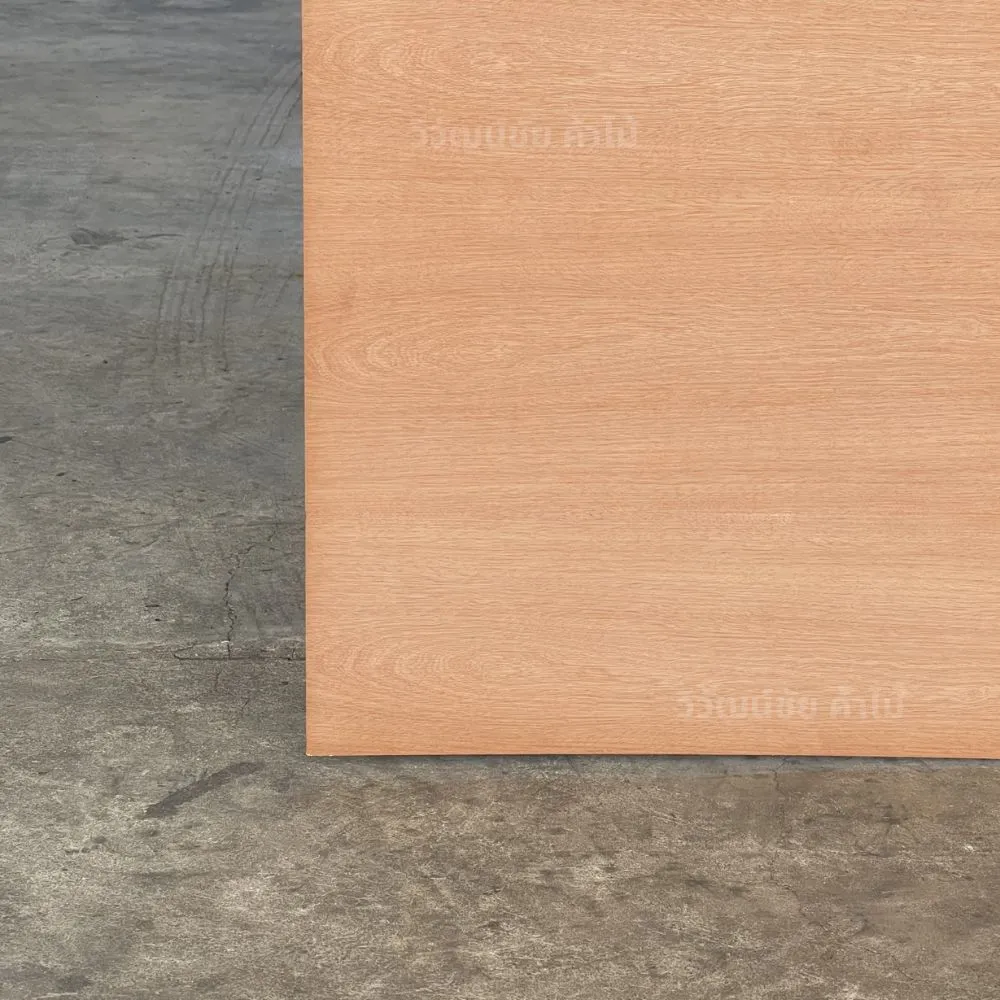 mahogany-veneer-plywood-real-product-photo-0 เจาะรายละเอียดพื้นผิวไม้อัดมะฮอกกานี เพื่อชมลวดลายเสี้ยนไม้และโทนสีของวัสดุ เหมาะสำหรับการเปรียบเทียบลายไม้ก่อนนำไปใช้กับงานเฟอร์นิเจอร์และงานบิลต์อิน