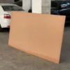 mahogany-veneer-plywood-real-product-photo-01 ภาพถ่ายสินค้าจริงไม้อัดมะฮอกกานี แสดงลักษณะแผ่นไม้และพื้นผิวลายมะฮอกกานี สำหรับงานผลิตเฟอร์นิเจอร์และตกแต่งภายใน