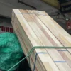 mixed-hardwood-battens-stack ไม้โครงเบญจพรรณสำหรับงานเฟอร์นิเจอร์และบิวท์อิน ชมภาพไม้จริง สีเนื้อไม้ และกองไม้โครง พร้อมเลือกวัสดุงานไม้จากวิวัฒน์ชัยค้าไม้