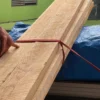 oak-lumber-stacked-timber กองไม้ท่อนโอ๊คเรียงซ้อนกัน มองเห็นบริเวณปลายไม้และลักษณะหน้าตัดของไม้โอ๊คธรรมชาติ