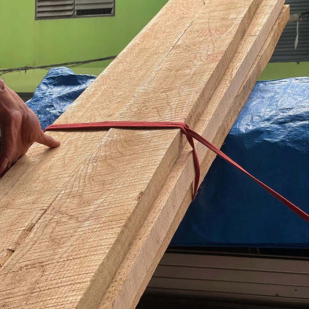 oak-lumber-stacked-timber กองไม้ท่อนโอ๊คเรียงซ้อนกัน มองเห็นบริเวณปลายไม้และลักษณะหน้าตัดของไม้โอ๊คธรรมชาติ
