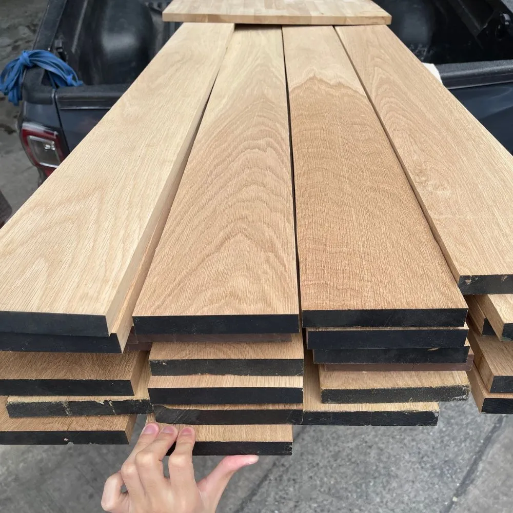 oak-lumber-stacked รูปจริงไม้ท่อนโอ๊ค ลักษณะเนื้อไม้และลวดลายธรรมชาติ