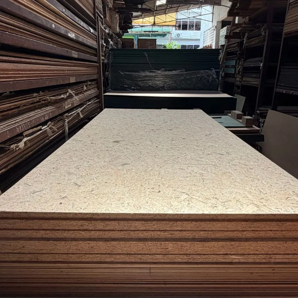 osb-wood-panel-board-real-product-photo ภาพรายละเอียดสินค้าจริงแผ่นไม้ OSB แสดงลวดลายเกล็ดไม้และพื้นผิวแผ่น Oriented Strand Board สำหรับงานตกแต่งและงานช่างไม้