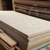 osb-wood-panel-board-real-product-photo1 ภาพถ่ายสินค้าจริงแผ่นไม้ OSB แสดงลักษณะแผ่นไม้อัดเกล็ดไม้และพื้นผิวสำหรับงานก่อสร้าง งานเฟอร์นิเจอร์ และตกแต่งภายใน