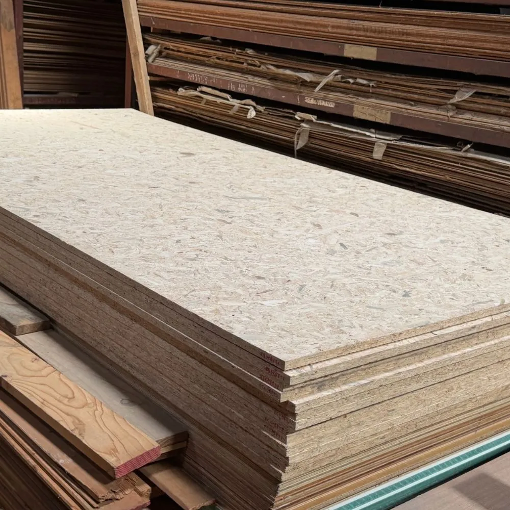 osb-wood-panel-board-real-product-photo1 ภาพถ่ายสินค้าจริงแผ่นไม้ OSB แสดงลักษณะแผ่นไม้อัดเกล็ดไม้และพื้นผิวสำหรับงานก่อสร้าง งานเฟอร์นิเจอร์ และตกแต่งภายใน
