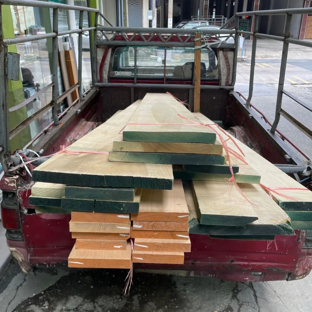 poplar-wood-lumber-stack กองไม้ป็อปลาร์แปรรูปวางเรียงซ้อนกัน แสดงการจัดเก็บไม้และลักษณะสีเนื้อไม้ธรรมชาติ
