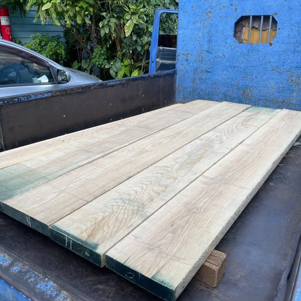 real-ash-wood-lumber กองไม้แอช (Ash Wood) วางเรียงซ้อนกันเป็นชั้น แสดงลักษณะไม้แปรรูปและสีเนื้อไม้ธรรมชาติ