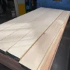 real-maple-wood ภาพถ่ายไม้เมเปิ้ลจริง แสดงสีเนื้อไม้โทนอ่อน ลวดลายไม้ธรรมชาติ และพื้นผิวของไม้เมเปิ้ลแปรรูป