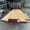 real-maple-wood-lumber กองไม้เมเปิ้ลแปรรูปวางเรียงซ้อนกัน แสดงลักษณะไม้เนื้อแข็งและสีเนื้อไม้ธรรมชาติ