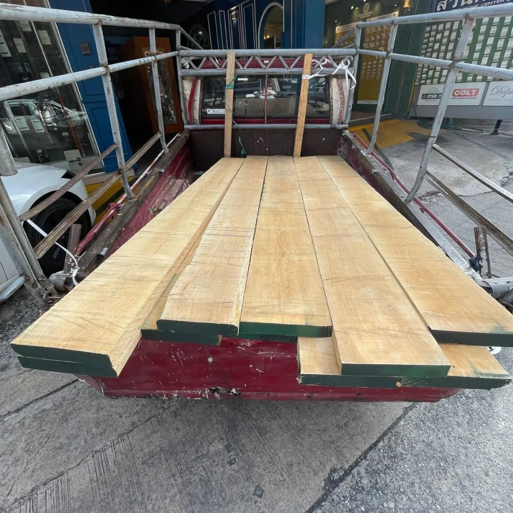 real-maple-wood-lumber กองไม้เมเปิ้ลแปรรูปวางเรียงซ้อนกัน แสดงลักษณะไม้เนื้อแข็งและสีเนื้อไม้ธรรมชาติ