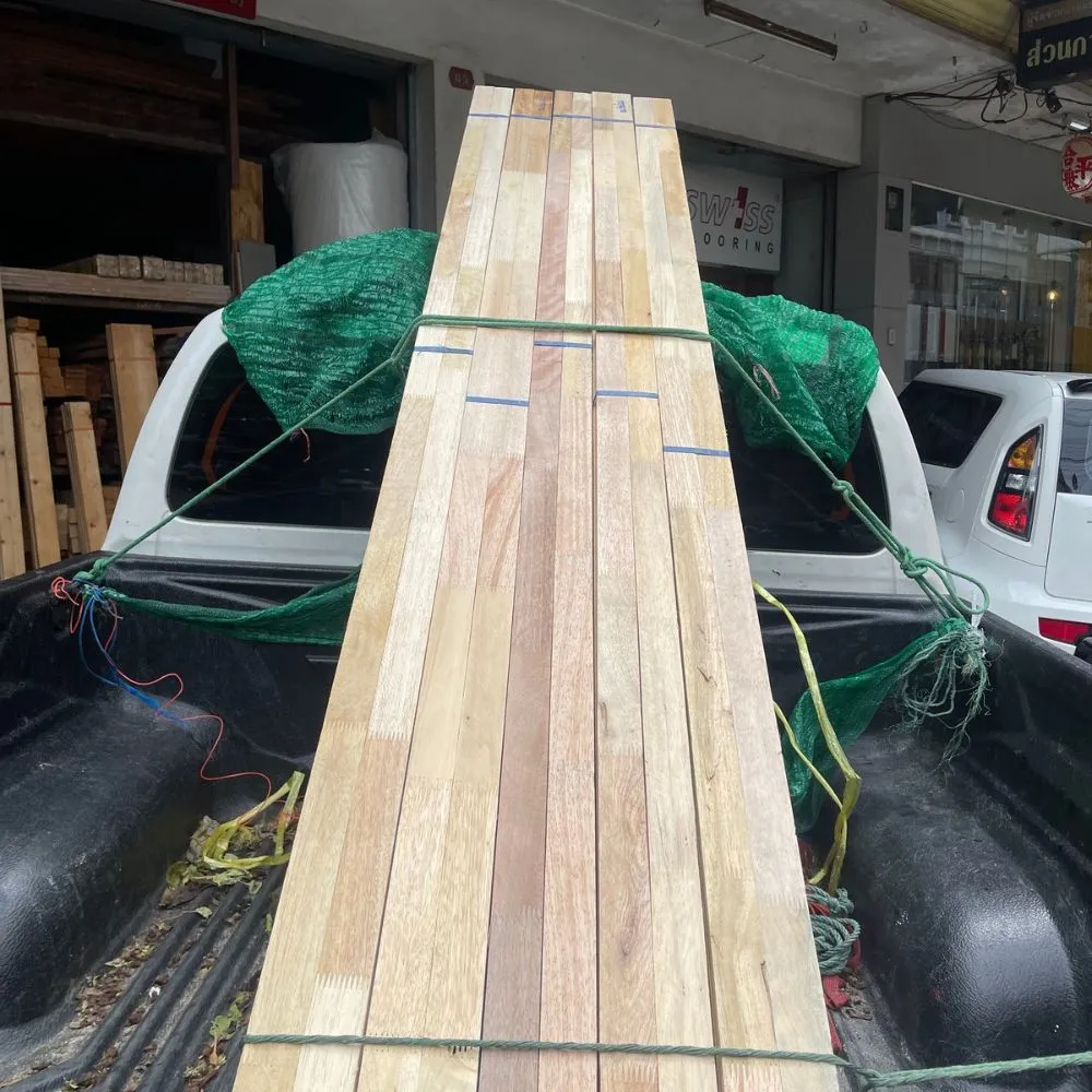 real-mixed-hardwood-battens กองไม้โครงเบญจพรรณวางเรียงซ้อนกัน แสดงสีและลักษณะเนื้อไม้ธรรมชาติสำหรับงานเฟอร์นิเจอร์และบิวท์อิน