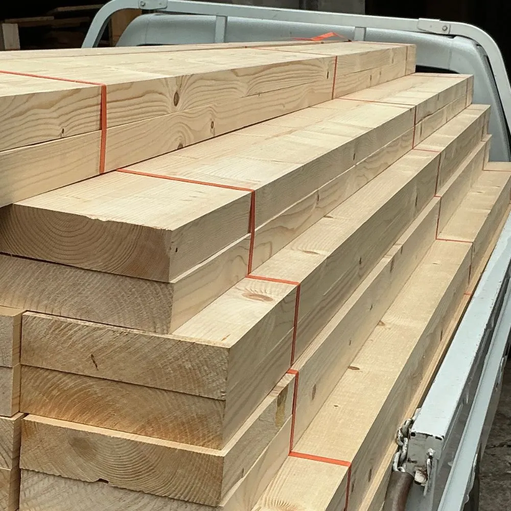 real-pine-wood-batten กองไม้สนขนาด 0.5x4 นิ้ว วางเรียงซ้อนกัน แสดงลักษณะไม้สนแปรรูปและสีเนื้อไม้ธรรมชาติ