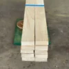 real-rubberwood-battens กองไม้โครงยางพาราวางเรียงซ้อนกันเป็นชั้น แสดงสีเนื้อไม้ธรรมชาติและลักษณะไม้โครงสำหรับงานเฟอร์นิเจอร์