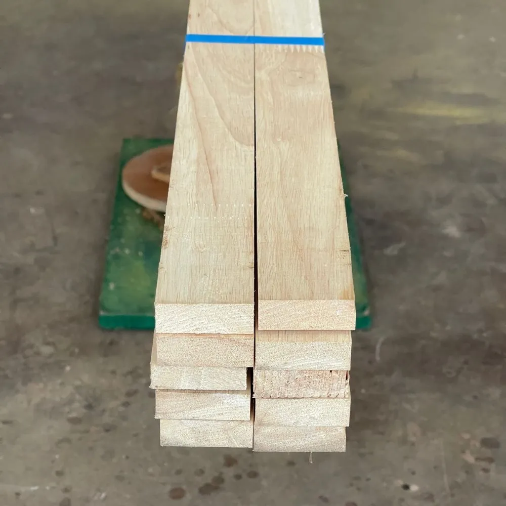 real-rubberwood-battens กองไม้โครงยางพาราวางเรียงซ้อนกันเป็นชั้น แสดงสีเนื้อไม้ธรรมชาติและลักษณะไม้โครงสำหรับงานเฟอร์นิเจอร์