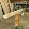 rubberwood-battens-stack ภาพถ่ายไม้โครงยางพาราจริง แสดงลักษณะเนื้อไม้ สีไม้ธรรมชาติ และพื้นผิวของไม้โครงสำหรับงานเฟอร์นิเจอร์