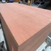 rubberwood-plywood-board-surface-detail-02. ภาพถ่ายสินค้าจริงไม้อัดยาง แสดงลักษณะแผ่นไม้อัดและพื้นผิวไม้ สำหรับงานช่างไม้และงานผลิตเฟอร์นิเจอร์