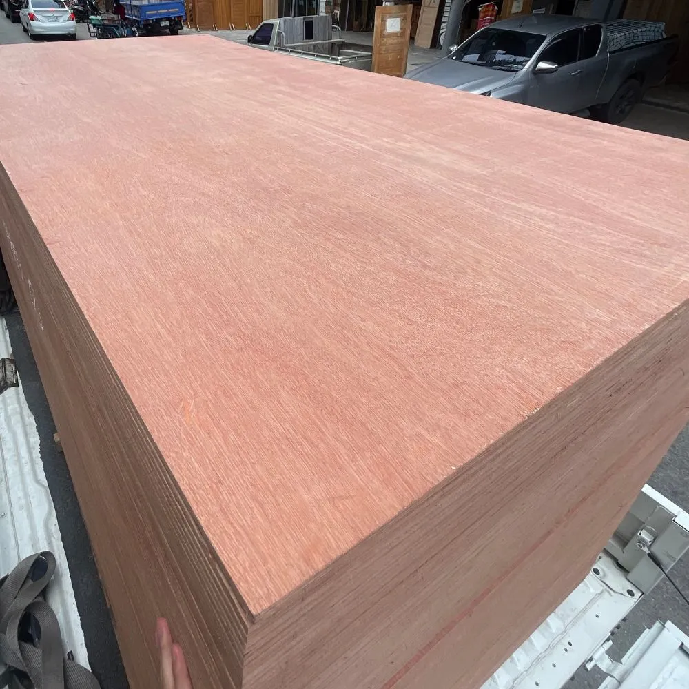 rubberwood-plywood-board-surface-detail-02. ภาพถ่ายสินค้าจริงไม้อัดยาง แสดงลักษณะแผ่นไม้อัดและพื้นผิวไม้ สำหรับงานช่างไม้และงานผลิตเฟอร์นิเจอร์