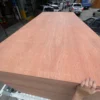 rubberwood-plywood-board-surface-detail ชมไม้อัดยางจากสินค้าจริง พร้อมลักษณะพื้นผิวและรายละเอียดของแผ่นไม้ เพื่อประกอบการเลือกวัสดุสำหรับงานเฟอร์นิเจอร์ งานบิลต์อิน และงานตกแต่งภายใน