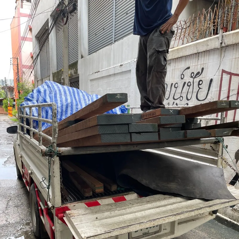 walnut-hardwood-lumber (1) ไม้ท่อนวอลนัทจำนวนหลายชิ้นจัดเรียงเป็นกอง แสดงขนาดและลักษณะของไม้สำหรับงานแปรรูปเฟอร์นิเจอร์