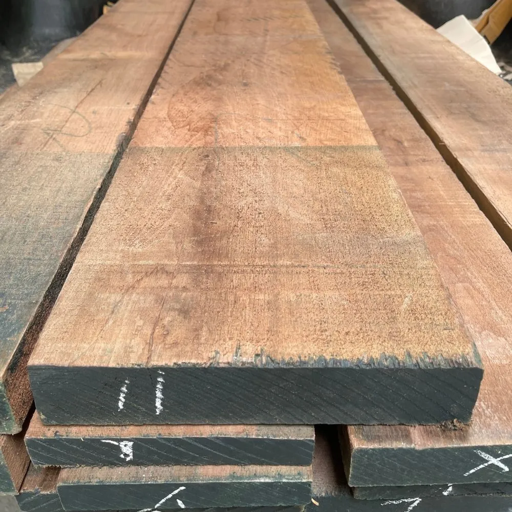 walnut-lumber-timber-stack กองไม้ท่อนวอลนัทวางเรียงซ้อนกัน แสดงลักษณะไม้จริงและสีเนื้อไม้ตามธรรมชาติ