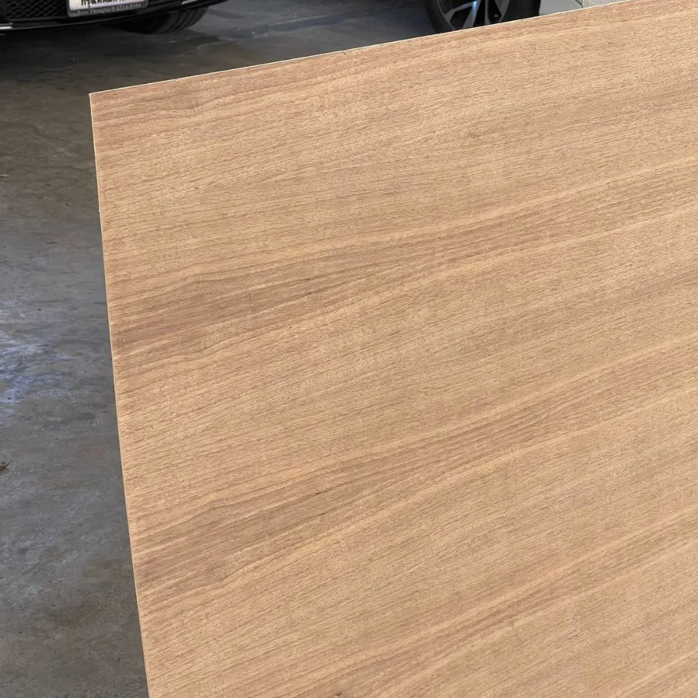 walnut-veneer-plywood-wood-grain-detail-01 ภาพสินค้าจริงไม้อัดวอลนัท แสดงพื้นผิวแผ่นไม้อัดและลวดลายไม้วอลนัท สำหรับงานเฟอร์นิเจอร์และตกแต่ง