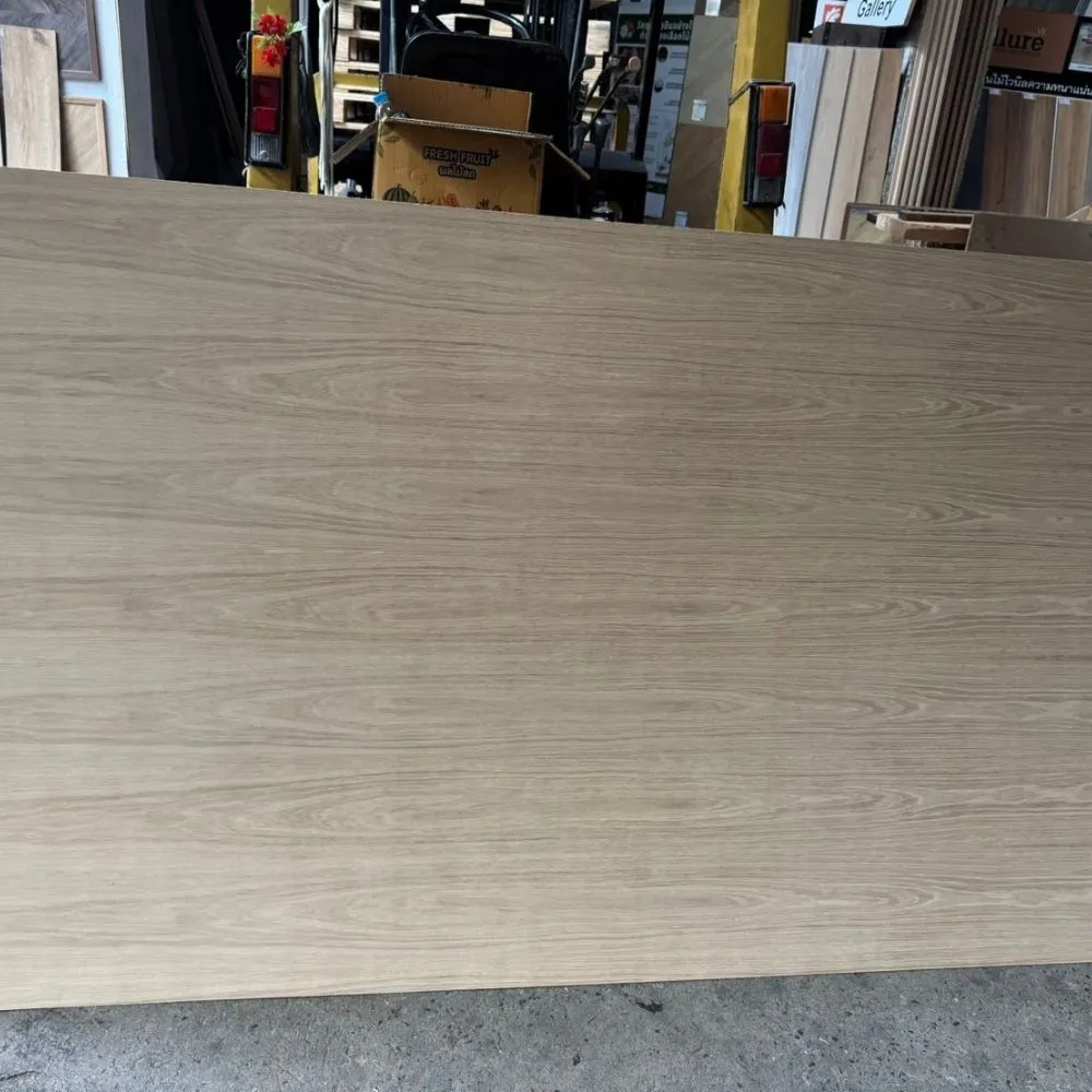 white-oak-veneer-plywood-real-product-photo-01 ชมไม้อัดไวท์โอ๊คจากสินค้าจริง พร้อมลวดลายเสี้ยนไม้และโทนสีธรรมชาติ เพื่อประกอบการเลือกวัสดุสำหรับงานเฟอร์นิเจอร์ ตู้บิลต์อิน และงานตกแต่งภายใน