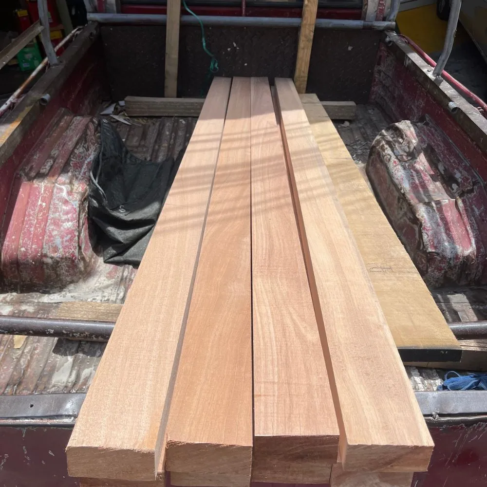 real-teng-hardwood-timber กองไม้เต็งแปรรูปวางเรียงซ้อนกัน แสดงลักษณะไม้เนื้อแข็งธรรมชาติสำหรับงานก่อสร้างและงานโครงสร้าง