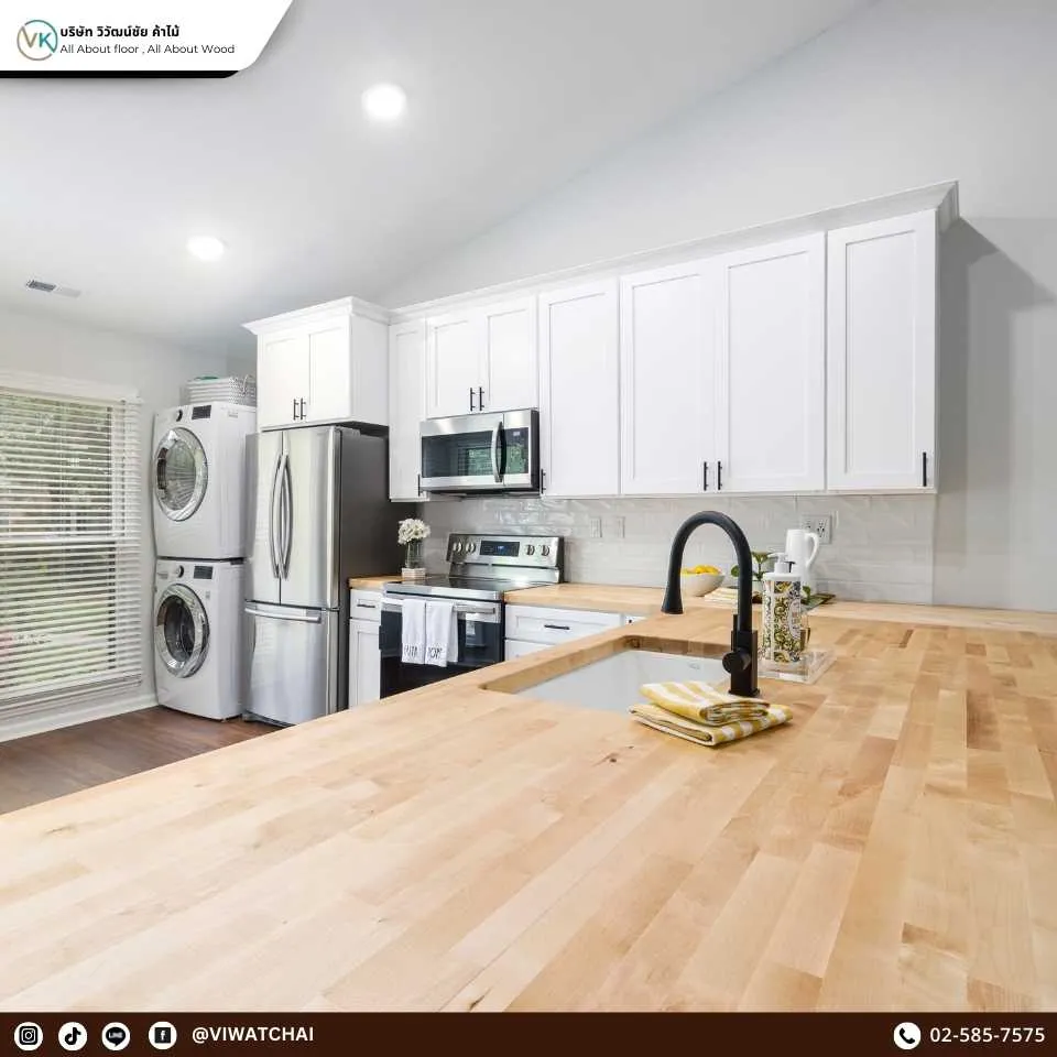 ห้องครัวและพื้นที่รับประทานอาหารตกแต่งทันสมัย พร้อมเฟอร์นิเจอร์ใช้งานสะดวกและโทนอบอุ่น