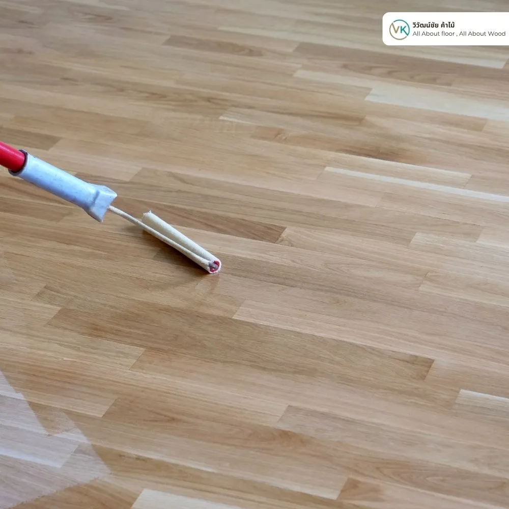 การทาน้ำยาเคลือบไม้ Bull Urethane K-5000 บนพื้นไม้จริงด้วยลูกกลิ้ง