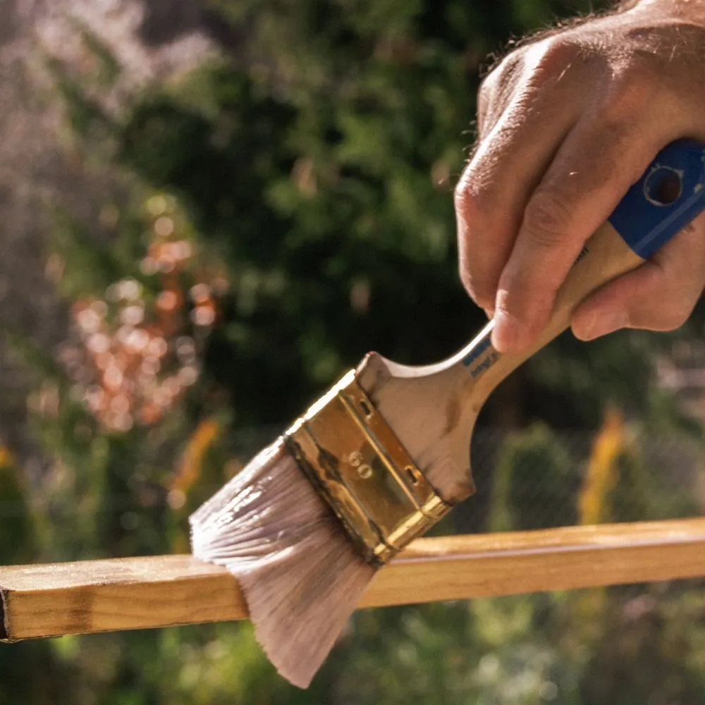 การทาแชลแล็กผงบนวงกบไม้ภายในบ้าน