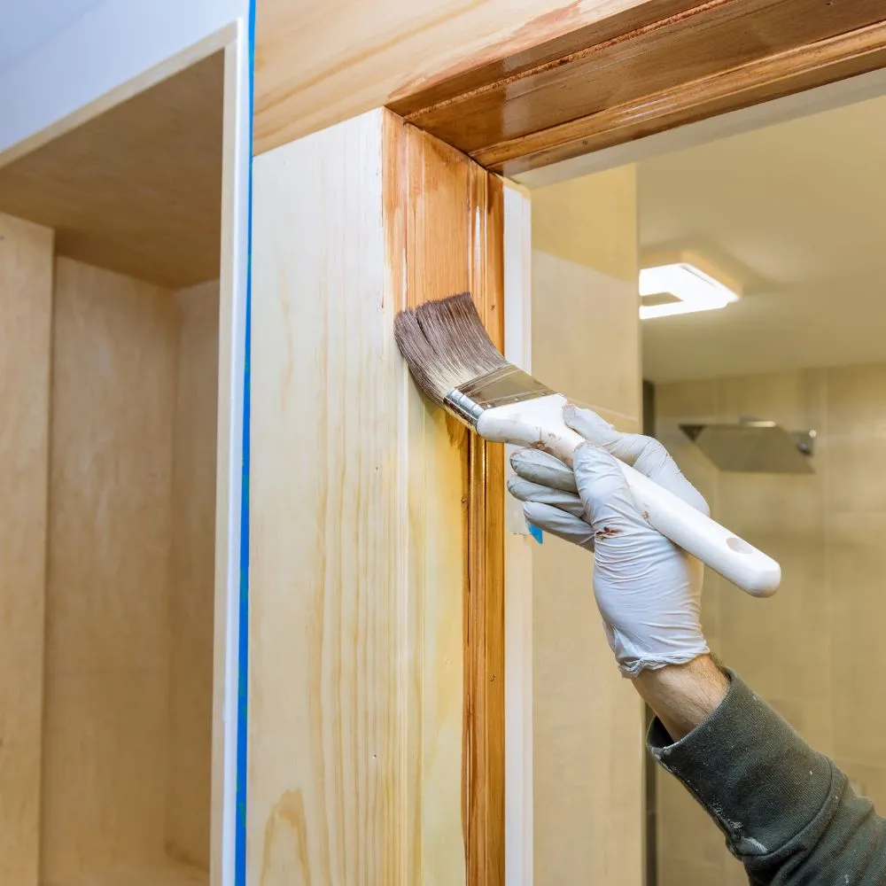 การลงแชลแล็กผงบนขอบไม้ด้วยแปรงละเอียด