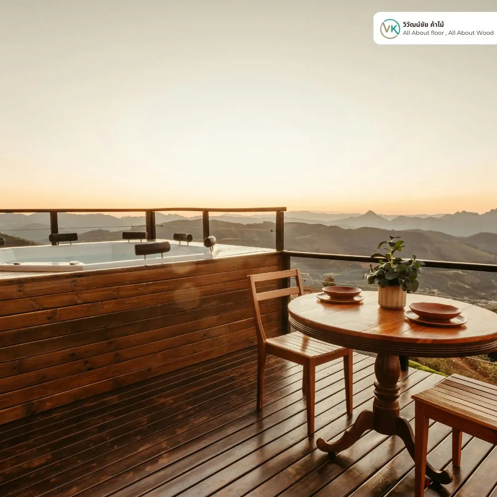 พื้นไม้ภายนอกบริเวณสระน้ำ เคลือบด้วยน้ำยาเบเยอร์กันชื้น