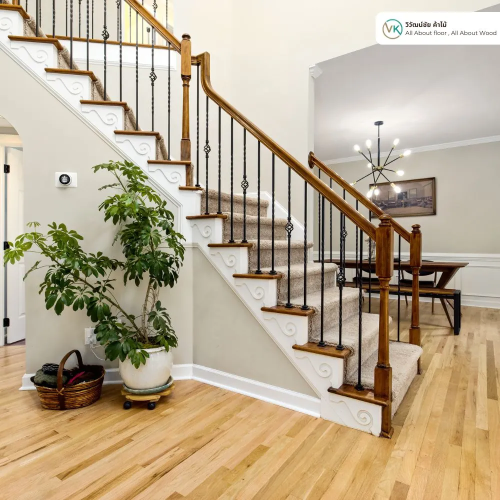 พื้นบันไดไม้เคลือบเงาด้วย Bull Urethane K-5000 เงางามและคงทน