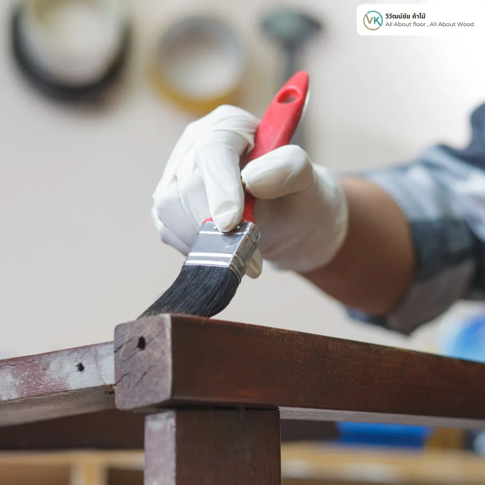 การทาหมึกพิมพ์ไม้ LENA บนพื้นไม้กลางแจ้ง