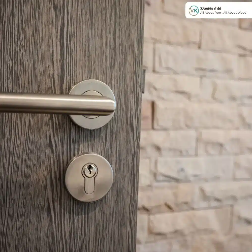 Door Handle on Grey Wood_result มือจับประตูไม้ลายเทา