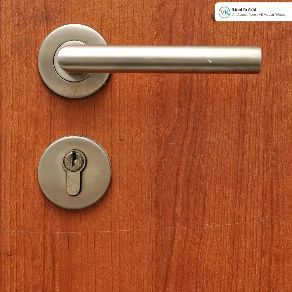 Door Handle on Light Wood_result มือจับประตูไม้สีอ่อน