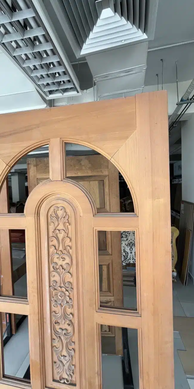 ประตูไม้สไตล์คลาสสิก แสดงลายไม้ชัดเจน เหมาะกับงานตกแต่งภายใน