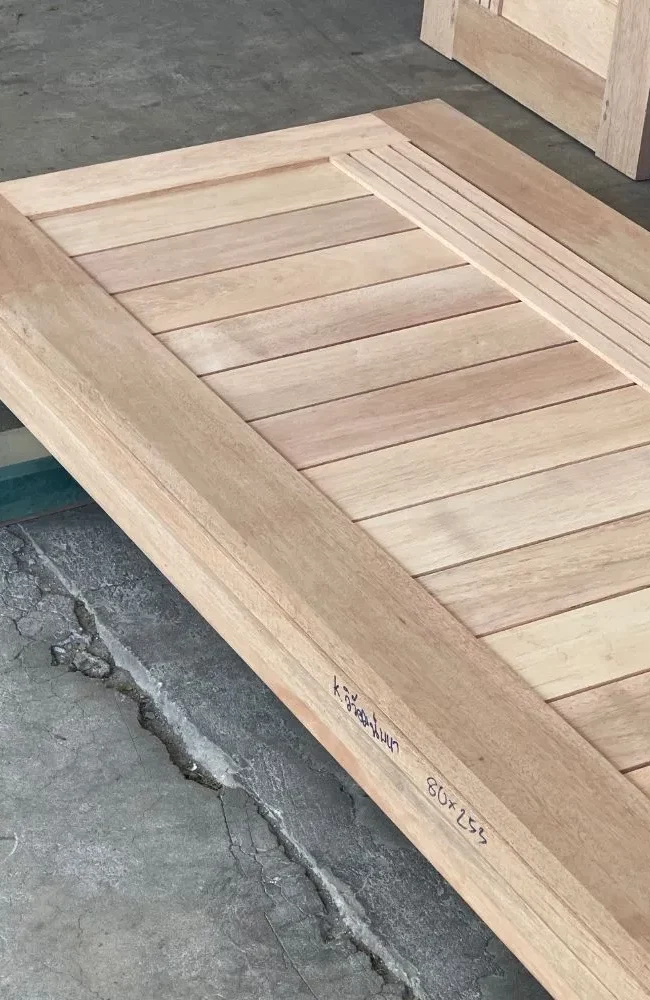 ประตูไม้สำหรับงานภายในและภายนอก แสดงลักษณะโครงสร้างและดีไซน์ของประตูไม้ที่เหมาะกับการใช้งานในบ้าน